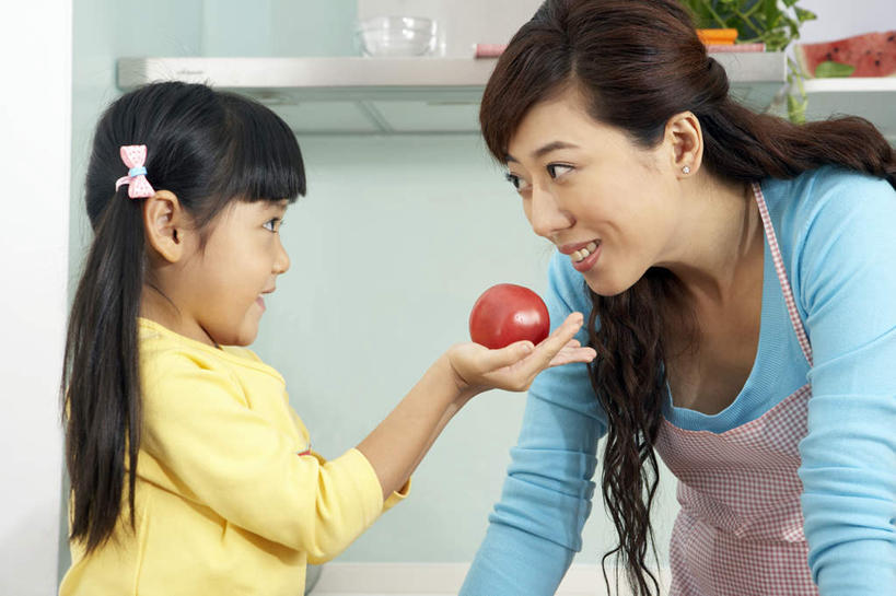 两个人,母亲,女儿,站,微笑,横图,室内,正面,仰视,家务,分享,西瓜,西红柿,水果,北京,中国,亚洲,准备,墙,看,活力,乐趣,摄影,享乐,出示,年轻女性,女孩,中国人,半身,彩图,低角度拍摄,给予