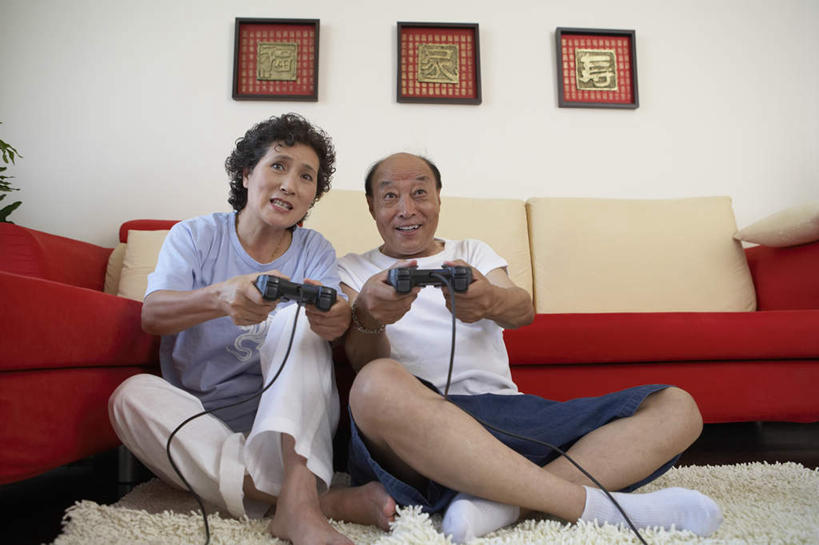 老年人,两个人,家庭,丈夫,妻子,坐,横图,室内,正面,仰视,时尚,分享,合作,地毯,北京,中国,亚洲,短裤,裤子,T恤,现代,刺激,活力,摄影,退休,专心,起居室,愉悦,异性恋,老年男性,老年女性,男人,男性,女人,女性,中国人,彩图,低角度拍摄