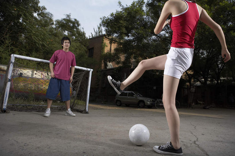 少年,两个人,站,横图,室外,正面,侧面,仰视,竞争,橄榄球,北京,中国,亚洲,踢,短裤,球门,足球运动员,T恤,夏天,看,休闲,放松,活力,摄影,生长,专心,享乐,体育器械,田径运动,弹性,异性恋,足球运动,年轻男性,年轻女性,中国人,彩图,低角度拍摄,精力