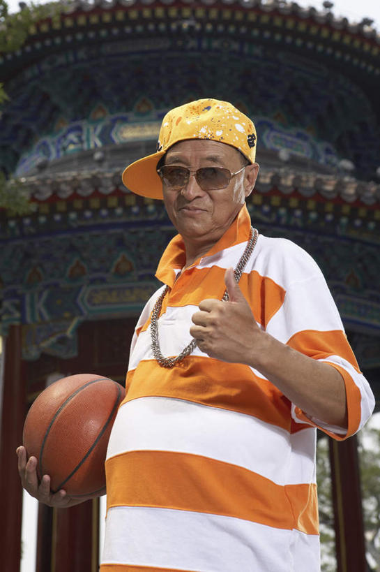 老年人,一个人,公园,站,微笑,竖图,室外,正面,仰视,时尚,信心,篮球,帽子,北京,中国,亚洲,篮球运动员,T恤,现代,自然,太阳镜,夏天,手势,活力,摄影,退休,亭台楼阁,老年男性,男人,男性,中国人,彩图,低角度拍摄,打手势,摆拍