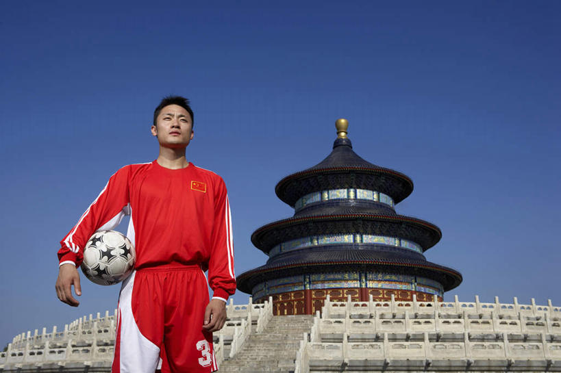 一个人,天坛,站,横图,留白,正面,仰视,热情,运动,信心,竞争,北京,中国,亚洲,传统,夏天,奥运,力量,摄影,专心,中国文化,肖像,挑战,队服,足球运动,年轻男性,中国人,年轻人,彩图,低角度拍摄,精力,韧性