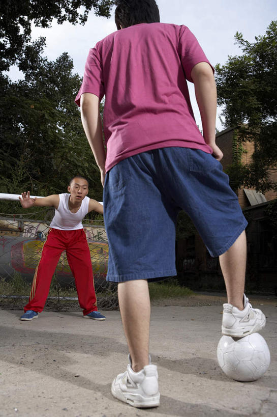 少年,两个人,站,竖图,室外,正面,仰视,竞争,橄榄球,北京,中国,亚洲,踢,短裤,球门,足球运动员,T恤,背面,夏天,看,休闲,放松,活力,摄影,生长,专心,享乐,体育器械,田径运动,弹性,足球运动,年轻男性,中国人,年轻人,彩图,低角度拍摄,精力