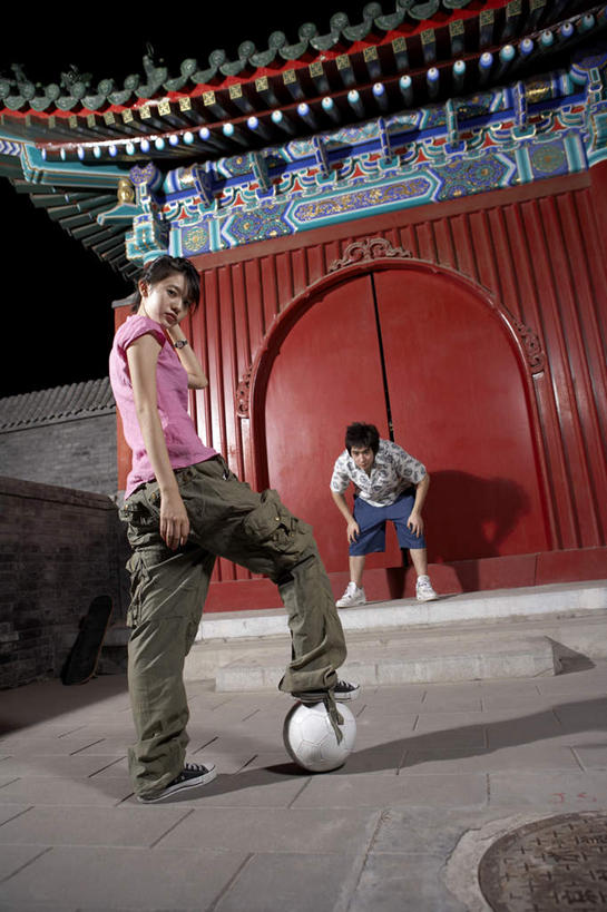 少年,两个人,站,竖图,室外,正面,侧面,仰视,时尚,竞争,橄榄球,北京,中国,亚洲,门口,足球运动员,T恤,娱乐,夏天,看,休闲,放松,活力,摄影,生长,专心,酷,享乐,体育器械,田径运动,异性恋,足球运动,年轻男性,年轻女性,中国人,彩图,低角度拍摄,精力