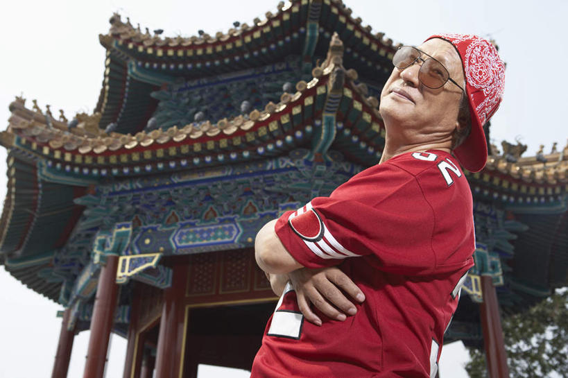 老年人,一个人,公园,站,微笑,横图,室外,侧面,仰视,时尚,信心,帽子,北京,中国,亚洲,T恤,现代,自然,太阳镜,夏天,活力,摄影,退休,嘻哈,愉悦,出示,亭台楼阁,老年男性,男人,男性,中国人,舞者,半身,彩图,低角度拍摄,摆拍