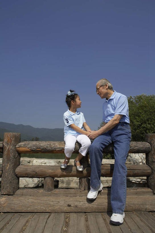 老年人,两个人,家庭,祖父,公园,坐,微笑,竖图,留白,侧面,仰视,幸福,北京,中国,亚洲,裤子,眼镜,T恤,牛仔裤,绿色,自然,夏天,童年,生长,愉悦,关爱,无忧无虑,老年男性,男人,男性,女孩,中国人,彩图,低角度拍摄,爱,欢乐