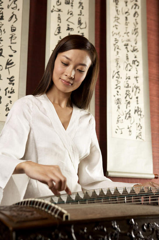 一个人,坐,微笑,竖图,室内,正面,侧面,仰视,窗户,门,书房,北京,中国,亚洲,表演,墙,乐器,弦乐器,音乐,干净,休闲,摄影,古董,专心,高雅,弹拨弦鸣乐器,音乐人,古筝,民族乐器,年轻女性,中国人,年轻人,彩图,低角度拍摄,传统服装,弹拨弦乐器,拨弦乐器,弹拨乐器,摆拍,过去,十三弦,十三弦筝