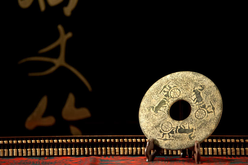 无人,设计师,横图,室内,正面,仰视,桌子,建筑,静物,亚洲,雕刻,雕像,光盘,房屋,围墙,历史,传统,竹签,工艺品,汉字,古董,复杂,起居室,中国文化,占卜,手艺,东亚,东亚文化,算命,青铜,抽签,北京市,古代文明,超自然,知识产权,木工,彩图,低角度拍摄,传统文化,问卜,签条,过去