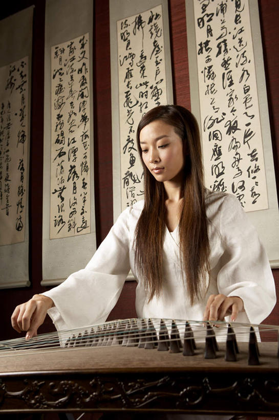 一个人,坐,微笑,竖图,室内,正面,侧面,仰视,窗户,书房,北京,中国,亚洲,表演,墙,乐器,弦乐器,音乐,干净,休闲,摄影,古董,专心,高雅,弹拨弦鸣乐器,音乐人,古筝,民族乐器,年轻女性,中国人,年轻人,彩图,低角度拍摄,传统服装,弹拨弦乐器,拨弦乐器,弹拨乐器,摆拍,过去,十三弦,十三弦筝