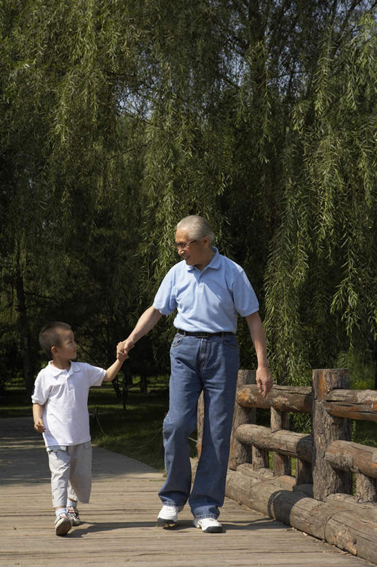 老年人,两个人,家庭,祖父,公园,微笑,竖图,留白,正面,仰视,幸福,北京,中国,亚洲,裤子,眼镜,T恤,牛仔裤,绿色,自然,夏天,乐趣,生长,享乐,关爱,播放,带领,无忧无虑,老年男性,男孩,男人,男性,中国人,步行,彩图,低角度拍摄,爱,欢乐
