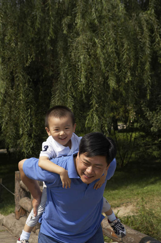 中年人,背,两个人,家庭,女儿,儿子,公园,站,笑,竖图,俯视,留白,正面,幸福,北京,中国,亚洲,裤子,T恤,刺激,绿色,自然,夏天,背着,乐趣,生长,享乐,关爱,播放,背负,无忧无虑,男孩,中年男性,中国人,彩图,高角度拍摄,爱,欢乐