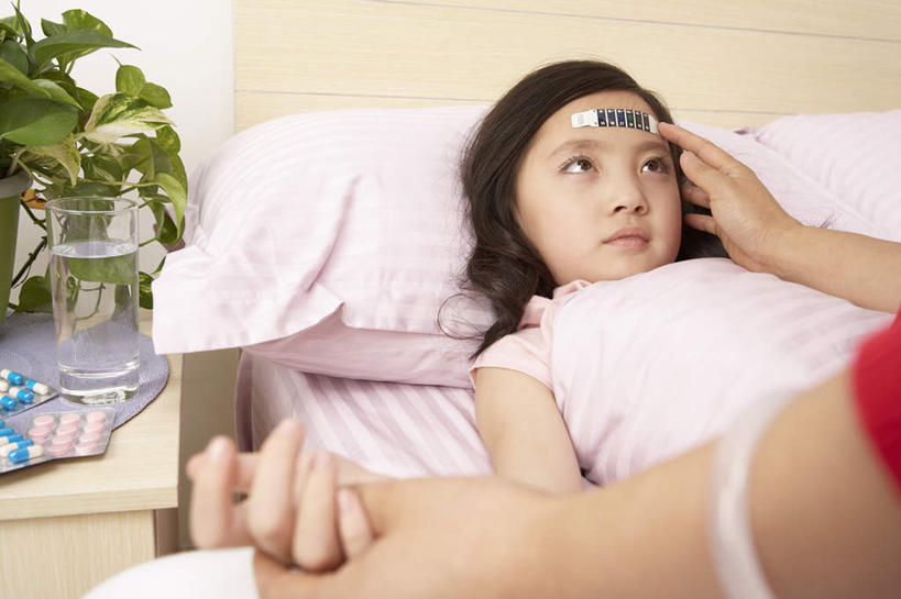 脸,头,脸颊,两个人,母亲,女儿,病人,躺,横图,俯视,室内,正面,床,北京,中国,亚洲,药,温度计,墙,饮用水,肩膀,枕头,看,生病,童年,摄影,温度,棉被,发热,年轻女性,女孩,中国人,头部,脸部,脸蛋,面部,触摸,彩图,高角度拍摄