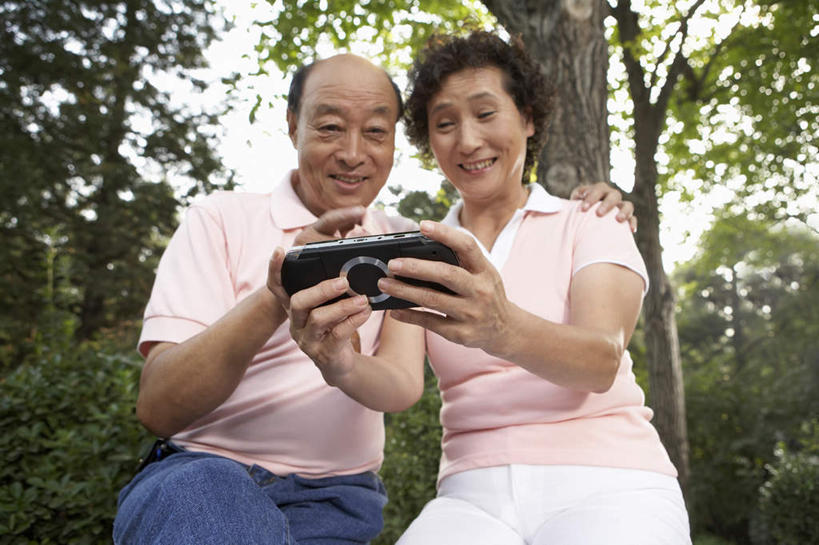 老年人,两个人,家庭,丈夫,妻子,公园,坐,微笑,横图,室外,正面,仰视,时尚,分享,合作,技术,北京,中国,亚洲,裤子,T恤,现代,自然,夏天,摄影,退休,愉悦,异性恋,老年男性,老年女性,男人,男性,女人,女性,中国人,彩图,低角度拍摄,好奇心