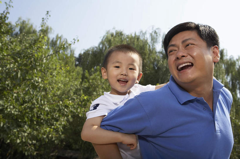 中年人,背,两个人,家庭,女儿,儿子,公园,站,笑,横图,留白,正面,仰视,幸福,北京,中国,亚洲,T恤,绿色,自然,夏天,背着,乐趣,生长,享乐,关爱,背负,无忧无虑,男孩,中年男性,中国人,半身,彩图,低角度拍摄,爱,欢乐,好奇心