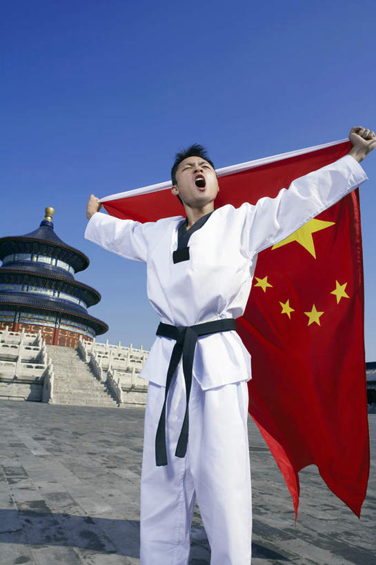 一个人,天坛,站,举,竖图,留白,侧面,仰视,制服,锻炼,快乐,热情,成功,比赛,运动,信心,竞争,跆拳道,国旗,北京,中国,亚洲,大喊,娱乐,传统,刺激,夏天,托,休闲,奥林匹克,奥运,力量,摄影,希望,体育运动,中国文化,黑带,荣誉,挑战,爱国主义,体育,年轻男性,中国人,年轻人,举起,举手,举着,向上举,向上伸,向上托,彩图,低角度拍摄,健身,奥运会,奥林匹克运动,精力