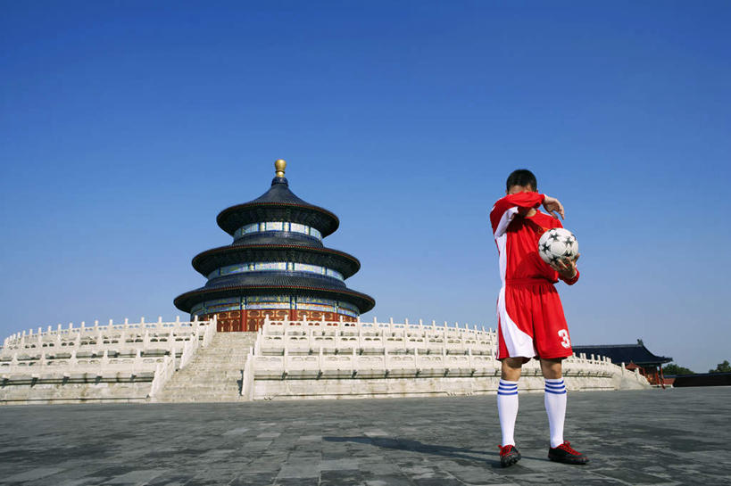 一个人,天坛,站,横图,留白,正面,仰视,热情,运动,竞争,北京,中国,亚洲,夏天,奥运,摄影,中国文化,努力,挑战,队服,汗液,足球运动,年轻男性,中国人,年轻人,彩图,低角度拍摄,精力