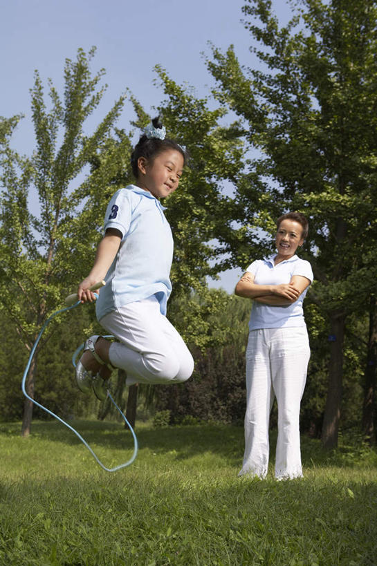 中年人,两个人,家庭,女儿,儿子,公园,站,跳,微笑,竖图,正面,侧面,仰视,游戏,运动,北京,中国,亚洲,裤子,T恤,刺激,草,绿色,自然,夏天,摄影,享乐,练习,播放,田径运动,女孩,中年女性,中国人,彩图,低角度拍摄,欢乐