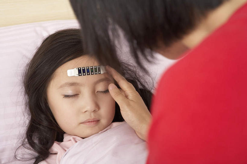 脸,头,脸颊,两个人,母亲,女儿,病人,躺,横图,俯视,室内,正面,床,北京,中国,亚洲,药,温度计,墙,饮用水,肩膀,枕头,看,生病,童年,摄影,温度,棉被,发热,年轻女性,女孩,中国人,头部,脸部,脸蛋,面部,触摸,睡觉,彩图,高角度拍摄