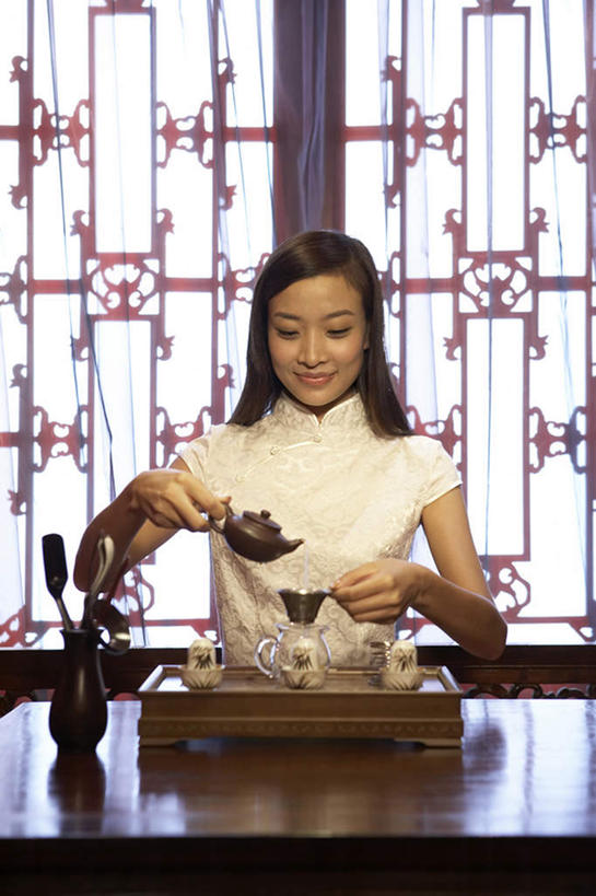 一个人,坐,微笑,竖图,室内,侧面,仰视,窗户,窗帘,桌子,北京,中国,亚洲,旗袍,墙,茶叶,干净,饮用水,盘子,茶壶,容器,休闲,放松,摄影,古董,舒适,乌龙茶,年轻女性,中国人,年轻人,彩图,低角度拍摄,传统服装,摆拍,过去