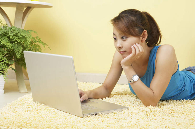 一个人,横图,俯视,室内,侧面,时尚,笔记本电脑,互联网,技术,北京,中国,亚洲,墙,T恤,现代,休闲,舒服,放松,摄影,便利,专心,起居室,享乐,年轻女性,中国人,年轻人,彩图,高角度拍摄