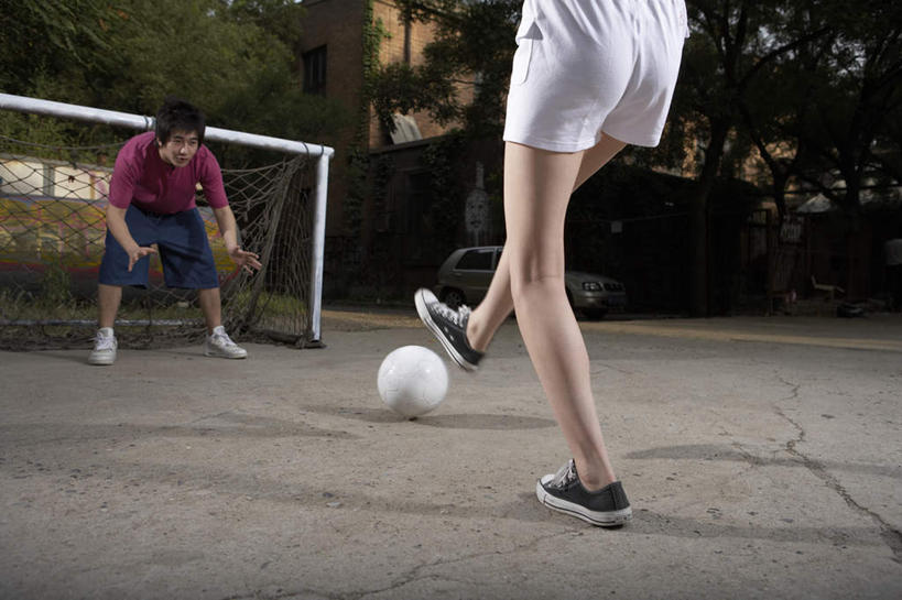 少年,两个人,站,横图,室外,侧面,仰视,竞争,橄榄球,北京,中国,亚洲,踢,短裤,球门,足球运动员,T恤,夏天,看,休闲,放松,活力,摄影,生长,专心,享乐,体育器械,田径运动,弹性,异性恋,足球运动,年轻男性,年轻女性,中国人,彩图,低角度拍摄,精力