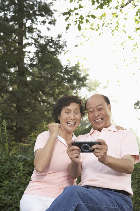 老年人,两个人,家庭,丈夫,妻子,公园,坐,笑,竖图,室外,留白,正面,仰视,时尚,分享,成功,合作,技术,北京,中国,亚洲,T恤,牛仔裤,现代,刺激,自然,夏天,摄影,退休,愉悦,异性恋,老年男性,老年女性,男人,男性,女人,女性,中国人,彩图,低角度拍摄