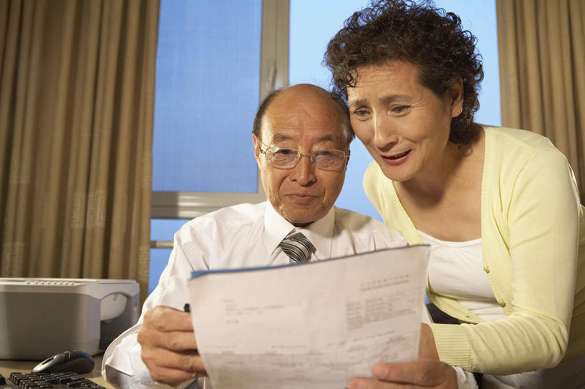 老年人,两个人,丈夫,妻子,坐,横图,室内,留白,正面,仰视,商务,通讯,合作,打印机,窗帘,报纸,北京,中国,亚洲,眼镜,T恤,活力,投资,摄影,退休,专心,异性恋,计算机,老年男性,老年女性,男人,男性,女人,女性,中国人,半身,彩图,低角度拍摄