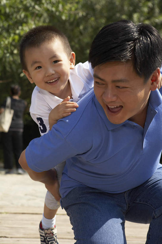 中年人,背,两个人,家庭,女儿,儿子,公园,蹲,笑,竖图,正面,仰视,幸福,北京,中国,亚洲,裤子,T恤,牛仔裤,绿色,自然,夏天,背着,乐趣,生长,享乐,关爱,背负,无忧无虑,男孩,中年男性,中国人,彩图,低角度拍摄,爱,欢乐,好奇心