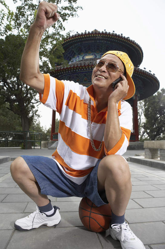 老年人,一个人,公园,坐,打电话,微笑,竖图,室外,正面,仰视,时尚,通讯,成功,信心,技术,帽子,项链,北京,中国,亚洲,短裤,听,篮球运动员,T恤,现代,自然,太阳镜,夏天,活力,摄影,退休,篮球运动,亭台楼阁,老年男性,男人,男性,中国人,彩图,低角度拍摄