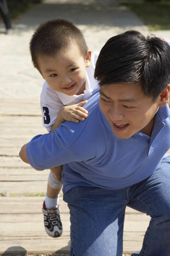 中年人,背,两个人,家庭,女儿,儿子,公园,蹲,微笑,竖图,俯视,正面,幸福,北京,中国,亚洲,裤子,T恤,牛仔裤,自然,夏天,背着,乐趣,生长,享乐,关爱,背负,无忧无虑,男孩,中年男性,中国人,彩图,高角度拍摄,爱,欢乐,好奇心