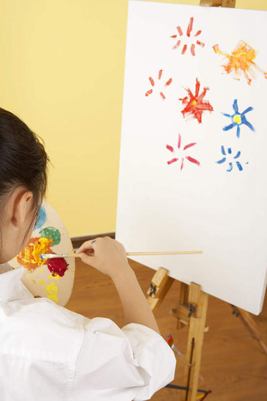 儿童,脸,头,脸颊,一个人,站,竖图,俯视,室内,侧面,纯洁,信心,静物,花瓶,水果,北京,中国,亚洲,仅一个女性,仅一个人,艺术,画架,刺激,肩膀,花,小孩,看,仅一个小孩,橙色,可爱,乐趣,童年,童趣,想,摄影,创造力,专心,知识,享乐,练习,作画,童真,烂漫,无邪,天真,女孩,女人,女性,中国人,孩子,头部,脸部,脸蛋,面部,画画,彩图,高角度拍摄,美术工作室,女生,油画颜料