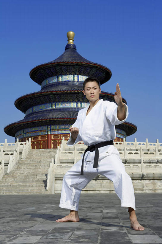 一个人,天坛,站,竖图,正面,仰视,制服,热情,运动,信心,竞争,柔道,北京,中国,亚洲,准备,传统,夏天,奥运,力量,摄影,希望,动作,专心,中国文化,黑带,挑战,年轻男性,中国人,年轻人,彩图,低角度拍摄,精力,韧性,摆拍