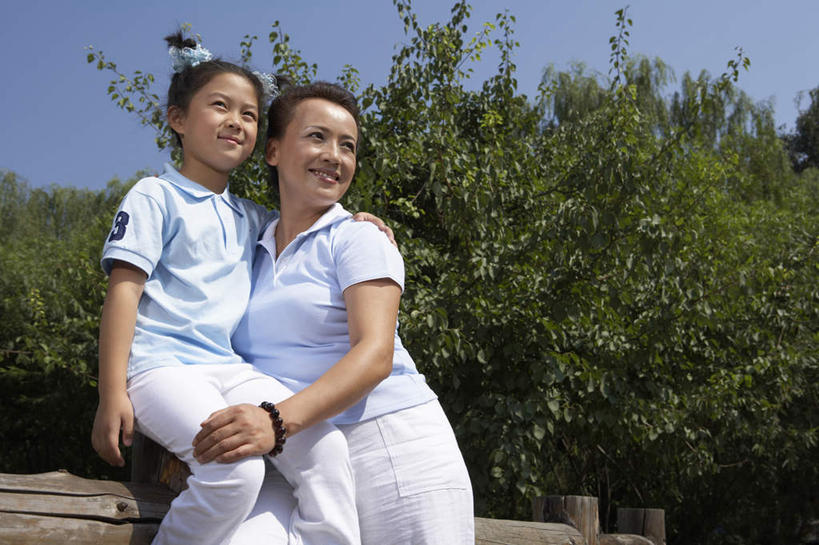 中年人,两个人,家庭,女儿,儿子,公园,站,坐,微笑,横图,留白,侧面,仰视,幸福,北京,中国,亚洲,裤子,T恤,绿色,自然,夏天,乐趣,童年,生长,享乐,关爱,无忧无虑,女孩,中年女性,中国人,彩图,低角度拍摄,欢乐