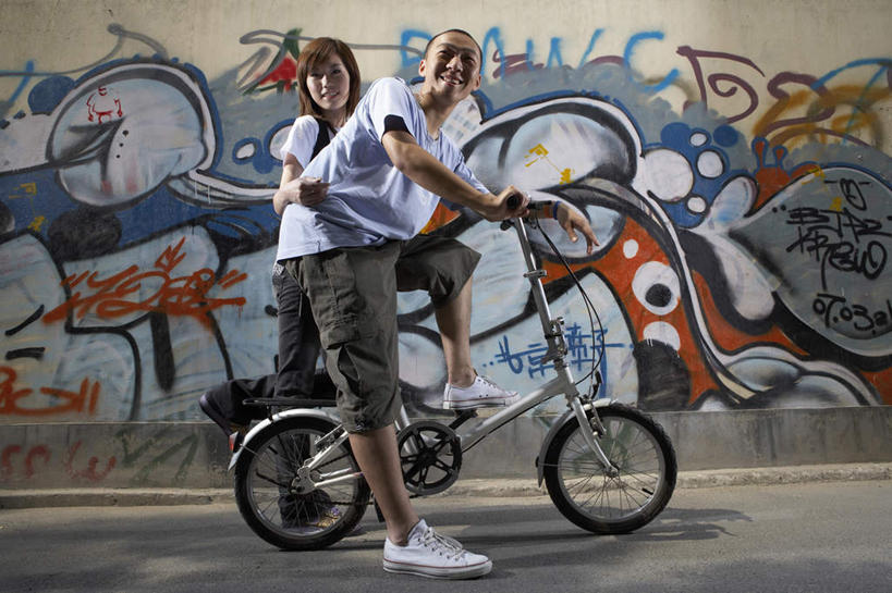 两个人,站,坐,微笑,横图,室外,留白,侧面,抽象,仰视,时尚,幸福,自行车,北京,中国,亚洲,短裤,墙,T恤,骑,夏天,休闲,放松,活力,约会,运输,摄影,汗衫,创造力,享乐,异性恋,年轻男性,年轻女性,中国人,年轻人,彩图,低角度拍摄,爱,涂鸦