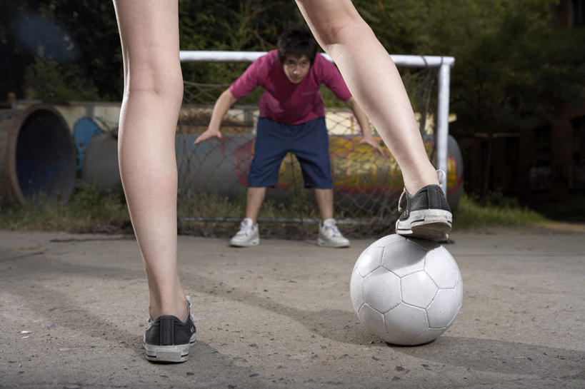 少年,两个人,站,横图,室外,正面,仰视,热情,竞争,橄榄球,北京,中国,亚洲,踢,短裤,球门,足球运动员,T恤,背面,夏天,看,休闲,放松,活力,摄影,生长,享乐,体育器械,田径运动,弹性,足球运动,年轻男性,年轻女性,中国人,彩图,低角度拍摄,精力