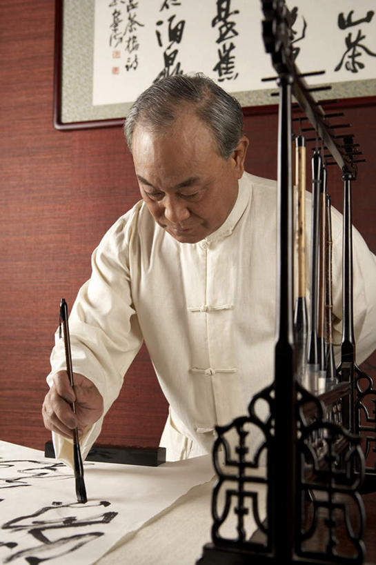 老年人,一个人,站,竖图,室内,正面,侧面,仰视,窗户,书房,桌子,北京,中国,亚洲,写,艺术,墨水,书法,纸,墙,干净,休闲,摄影,古董,手写,退休,专心,高雅,成就,老年男性,男人,男性,中国人,彩图,低角度拍摄,传统服装,摆拍,过去