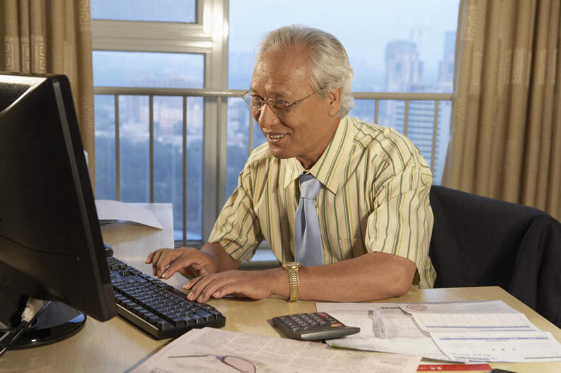冲浪,老年人,一个人,坐,微笑,横图,俯视,室内,侧面,商务,信心,计算器,打印机,技术,窗帘,报纸,北京,中国,亚洲,眼镜,活力,投资,摄影,退休,搜寻,计算机,老年男性,男人,男性,中国人,半身,彩图,高角度拍摄