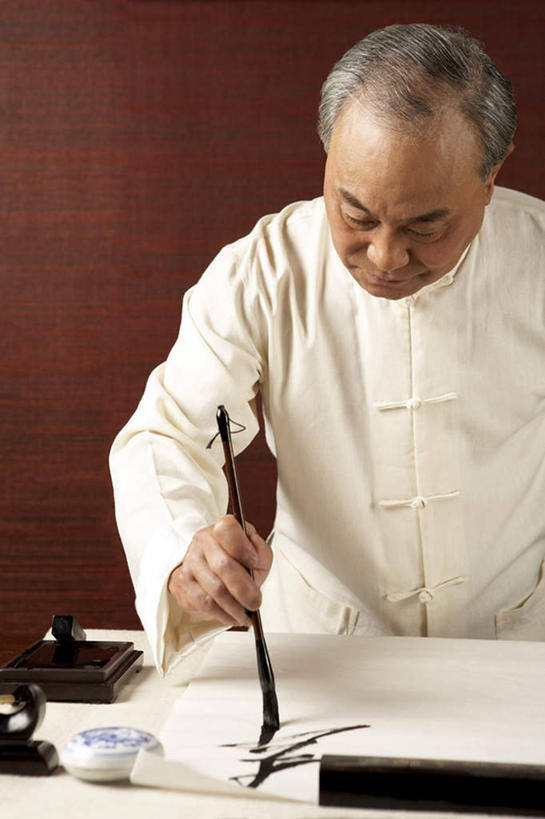 老年人,一个人,站,竖图,室内,正面,侧面,仰视,窗户,书房,桌子,北京,中国,亚洲,写,艺术,墨水,书法,纸,墙,干净,休闲,摄影,古董,手写,退休,专心,高雅,成就,老年男性,男人,男性,中国人,彩图,低角度拍摄,传统服装,摆拍,过去