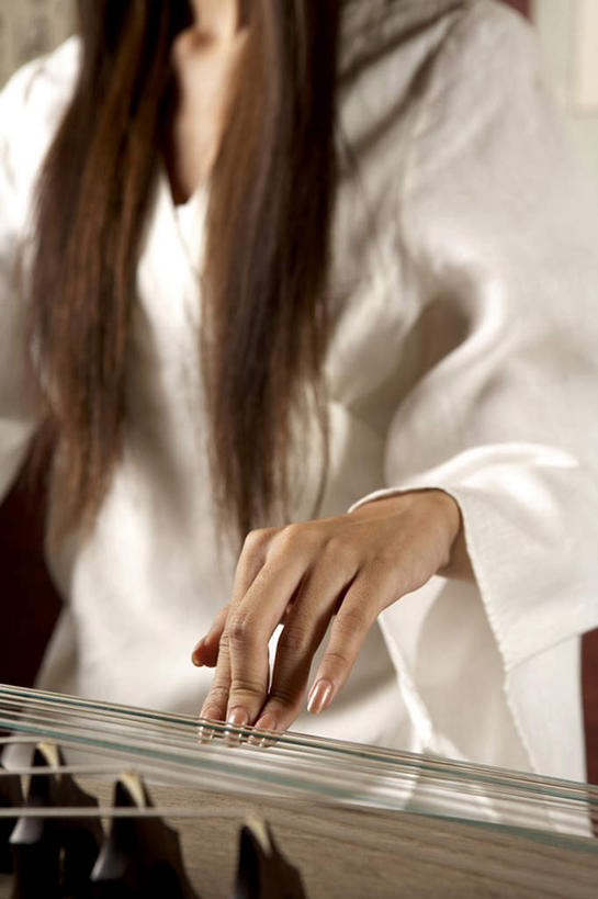 一个人,坐,微笑,竖图,室内,正面,侧面,仰视,窗户,书房,北京,中国,亚洲,表演,墙,乐器,弦乐器,音乐,干净,休闲,摄影,古董,专心,高雅,弹拨弦鸣乐器,音乐人,古筝,民族乐器,年轻女性,中国人,年轻人,彩图,低角度拍摄,传统服装,弹拨弦乐器,拨弦乐器,弹拨乐器,摆拍,过去,十三弦,十三弦筝