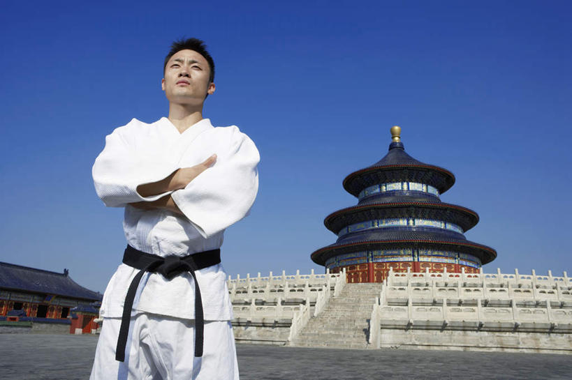 一个人,天坛,站,双手交叉,横图,留白,正面,仰视,制服,热情,运动,信心,竞争,柔道,北京,中国,亚洲,传统,夏天,奥运,力量,摄影,希望,专心,双手抱胸,中国文化,黑带,挑战,年轻男性,中国人,年轻人,彩图,低角度拍摄,精力,韧性
