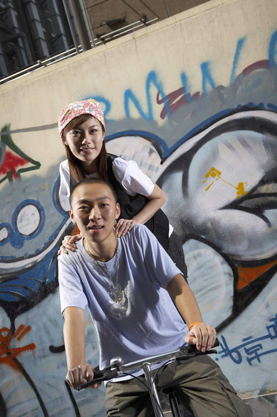 两个人,站,坐,微笑,竖图,室外,留白,正面,抽象,仰视,时尚,幸福,自行车,北京,中国,亚洲,束发带,墙,浪漫,T恤,骑,夏天,休闲,放松,活力,约会,运输,摄影,汗衫,创造力,享乐,异性恋,年轻男性,年轻女性,中国人,年轻人,彩图,低角度拍摄,爱,涂鸦