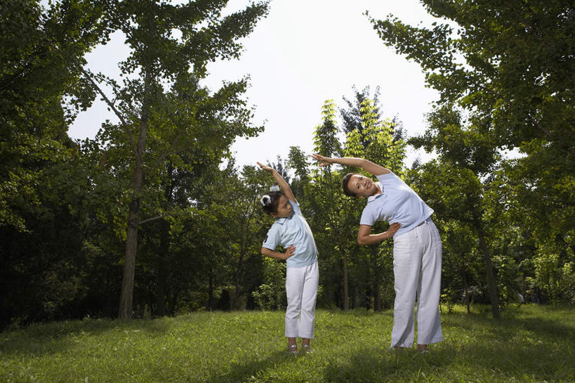 中年人,两个人,家庭,女儿,儿子,公园,站,微笑,横图,正面,仰视,幸福,运动,北京,中国,亚洲,弯腰,裤子,T恤,草,绿色,自然,夏天,童年,练习,田径运动,女孩,中年女性,中国人,彩图,低角度拍摄,爱,欢乐