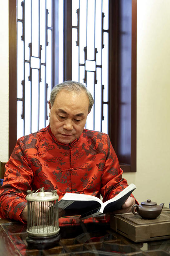 东方人,成年人,老年人,头发,一个人,家庭,坐,竖图,室内,正面,厨房,窗户,桌子,宠物,中国,亚洲,仅一个男性,仅一个人,茶道,茶叶,笼子,传统,白色,茶壶,仅一个老年男性,思考,温暖,温馨,一家人,放松,想,读书,生活方式,宁静,和睦,退休,专心,高雅,享乐,中国文化,华贵,和平,东亚,热饮,北京市,老年男性,男人,男性,亚洲人,中国人,书,休闲活动,半身,彩图,传统服装,融洽,传统文化,板球运动员