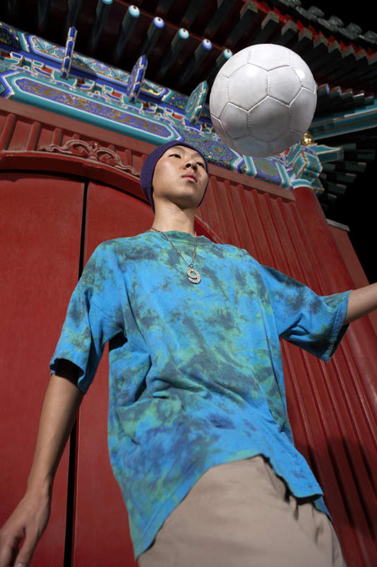 一个人,站,竖图,室外,侧面,仰视,时尚,热情,橄榄球,项链,北京,中国,亚洲,踢,短裤,门口,足球运动员,T恤,娱乐,夏天,看,休闲,放松,活力,摄影,生长,专心,酷,享乐,体育器械,田径运动,弹性,足球运动,年轻男性,中国人,年轻人,彩图,低角度拍摄,精力