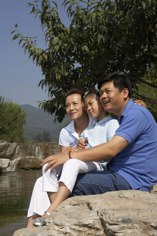 中年人,三个人,家庭,丈夫,妻子,女儿,儿子,公园,坐,竖图,留白,侧面,仰视,幸福,北京,中国,亚洲,裤子,T恤,绿色,自然,夏天,享乐,关爱,异性恋,无忧无虑,女孩,中年男性,中年女性,中国人,彩图,低角度拍摄,爱,欢乐