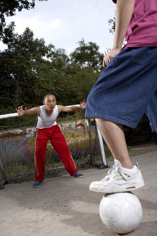 少年,两个人,站,竖图,室外,留白,正面,仰视,竞争,橄榄球,北京,中国,亚洲,踢,短裤,球门,足球运动员,T恤,背面,夏天,看,休闲,放松,活力,摄影,生长,专心,享乐,体育器械,田径运动,弹性,足球运动,年轻男性,中国人,年轻人,彩图,低角度拍摄,精力