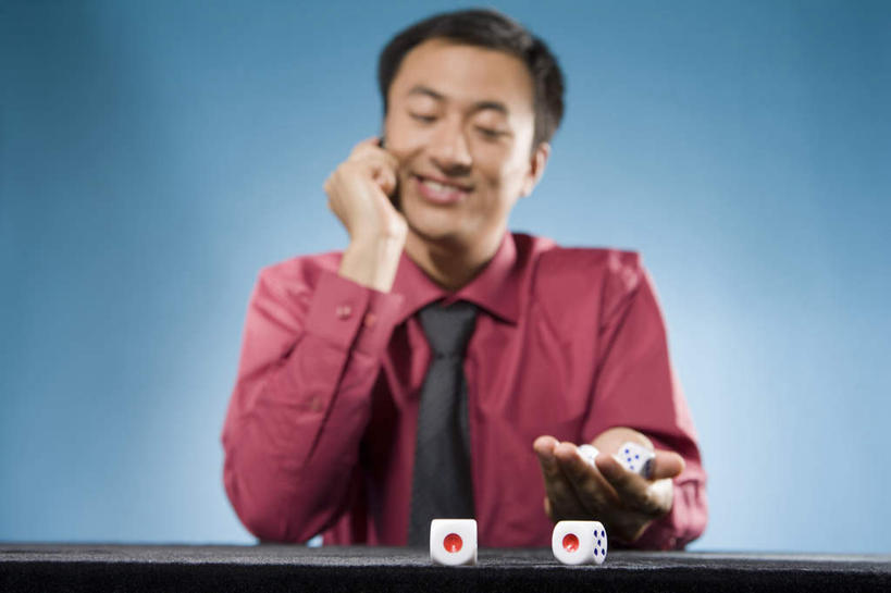 一个人,商务人士,坐,微笑,横图,俯视,室内,正面,幸福,北京,中国,亚洲,骰子,手势,想,财富,摄影,中国文化,年轻男性,中国人,年轻人,彩图,高角度拍摄,影棚拍摄,打手势