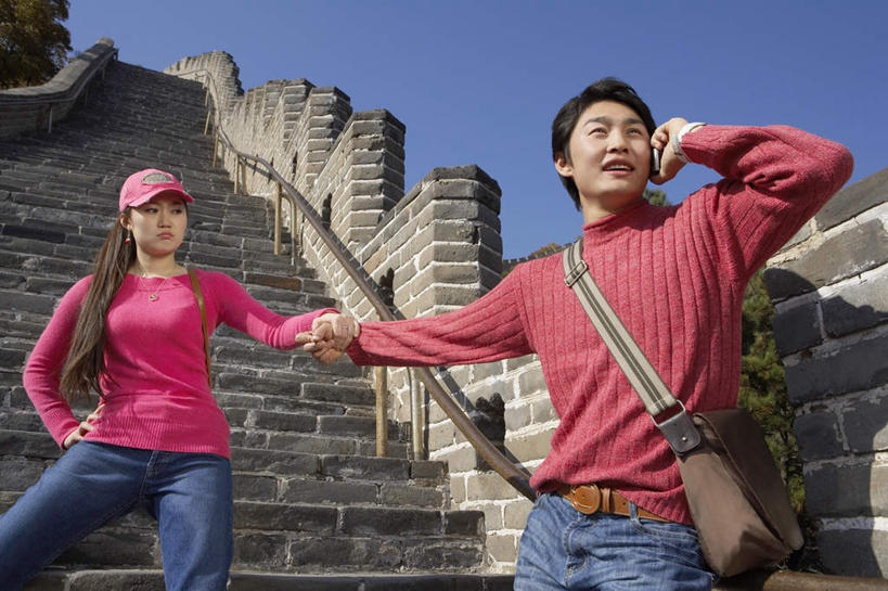 两个人,说,横图,正面,侧面,仰视,毛衣,旅游,度假,讨论,探险,幸福,技术,楼梯,手机,北京,长城,中国,亚洲,行人,游客,游人,牛仔裤,休闲装,娱乐,路人,旅客,风景,自然,享受,休闲,陡峭,假日,鸭舌帽,放松,乐趣,约会,摄影,环境,享乐,逼迫,强迫,中国文化,枣椰子,背包客,无线电技术,异性恋,过客,交流,年轻男性,年轻女性,中国人,年轻人,秋天,休闲活动,沟通,讲话,交谈,商讨,说话,谈话,彩图,低角度拍摄,爱,强制,胁迫
