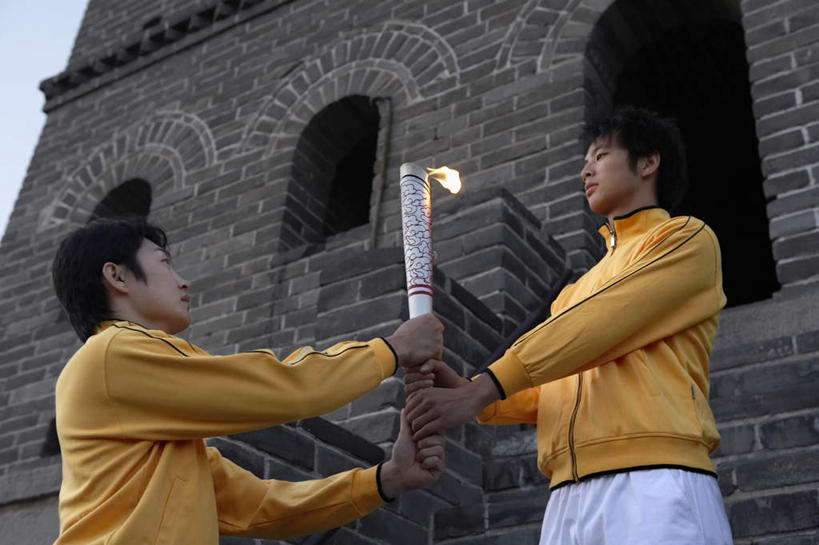 两个人,横图,侧面,仰视,运动服,旅游,度假,兴奋,幸福,热情,信心,火,北京,长城,中国,亚洲,裤子,火把,火炬,娱乐,风景,自然,享受,休闲,奥运,放松,力量,摄影,希望,环境,享乐,中国文化,田径运动员,爱国主义,年轻男性,中国人,年轻人,秋天,彩图,低角度拍摄