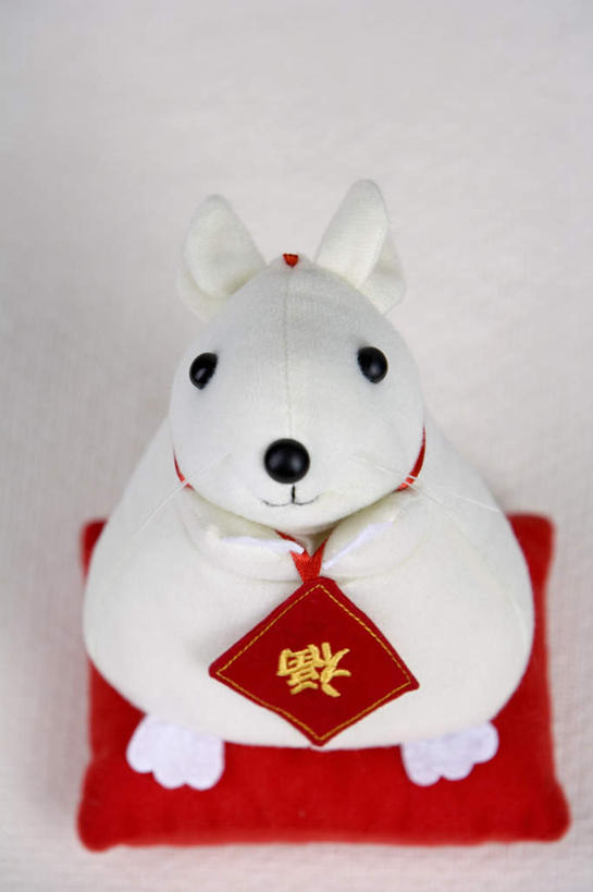 竖图,俯视,室内,正面,桌子,老鼠,玩具,北京,中国,春节,亚洲,十二生肖,红色,摄影,古董,鼠,繁荣,元旦,式样,开端,彩图,高角度拍摄,影棚拍摄,传统节日