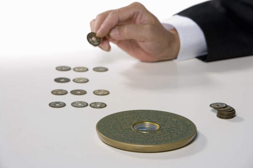 老年人,一个人,商务人士,坐,横图,室内,正面,仰视,商务,成功,北京,中国,亚洲,手势,财富,摄影,罗盘,中国文化,老年男性,男人,男性,中国人,半身,彩图,低角度拍摄,影棚拍摄,打手势